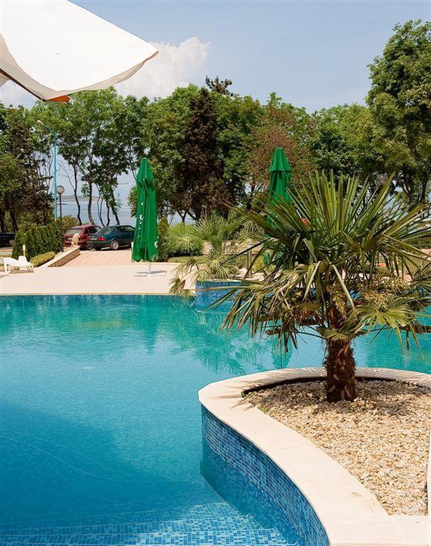 Paradise Bay Hotel Pomorie Bagian luar foto